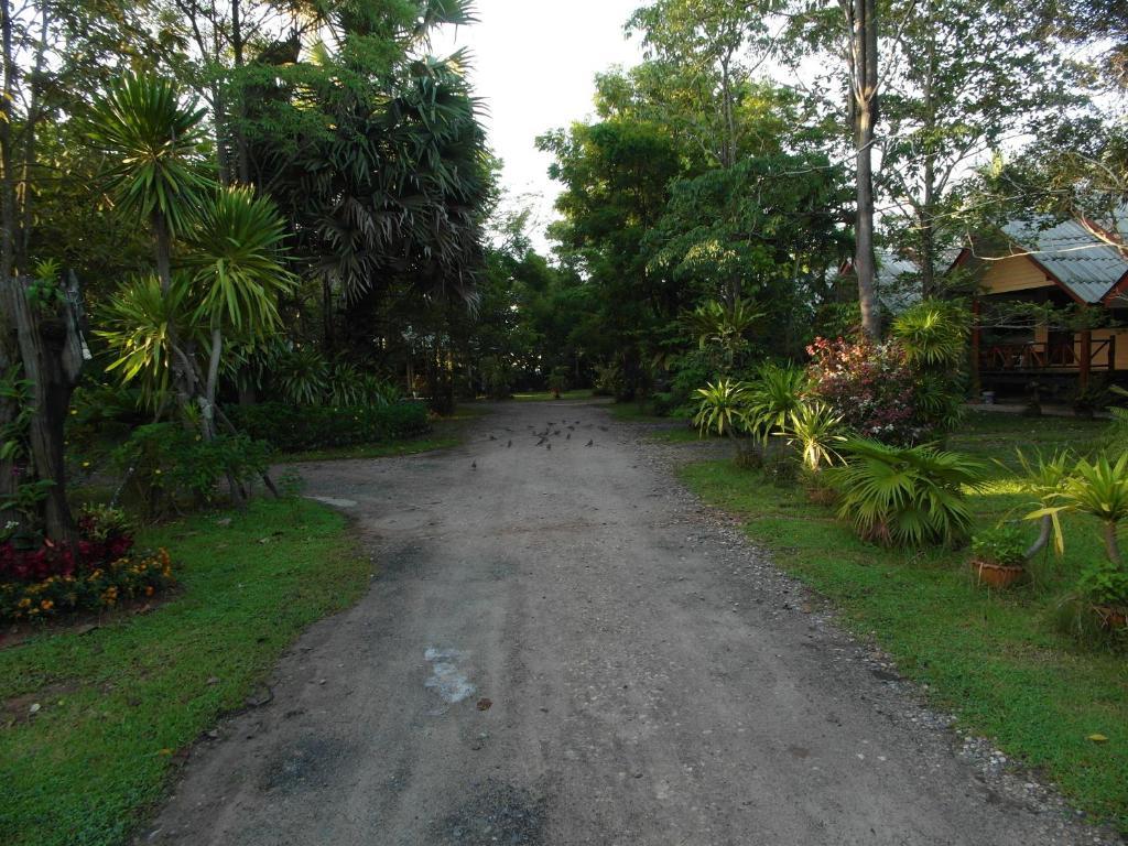 Baan Tai Rom Yen Resort Szuratthani Kültér fotó